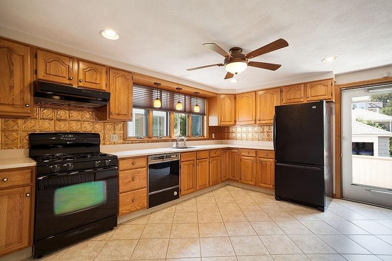 Large sunny eat in kitchen