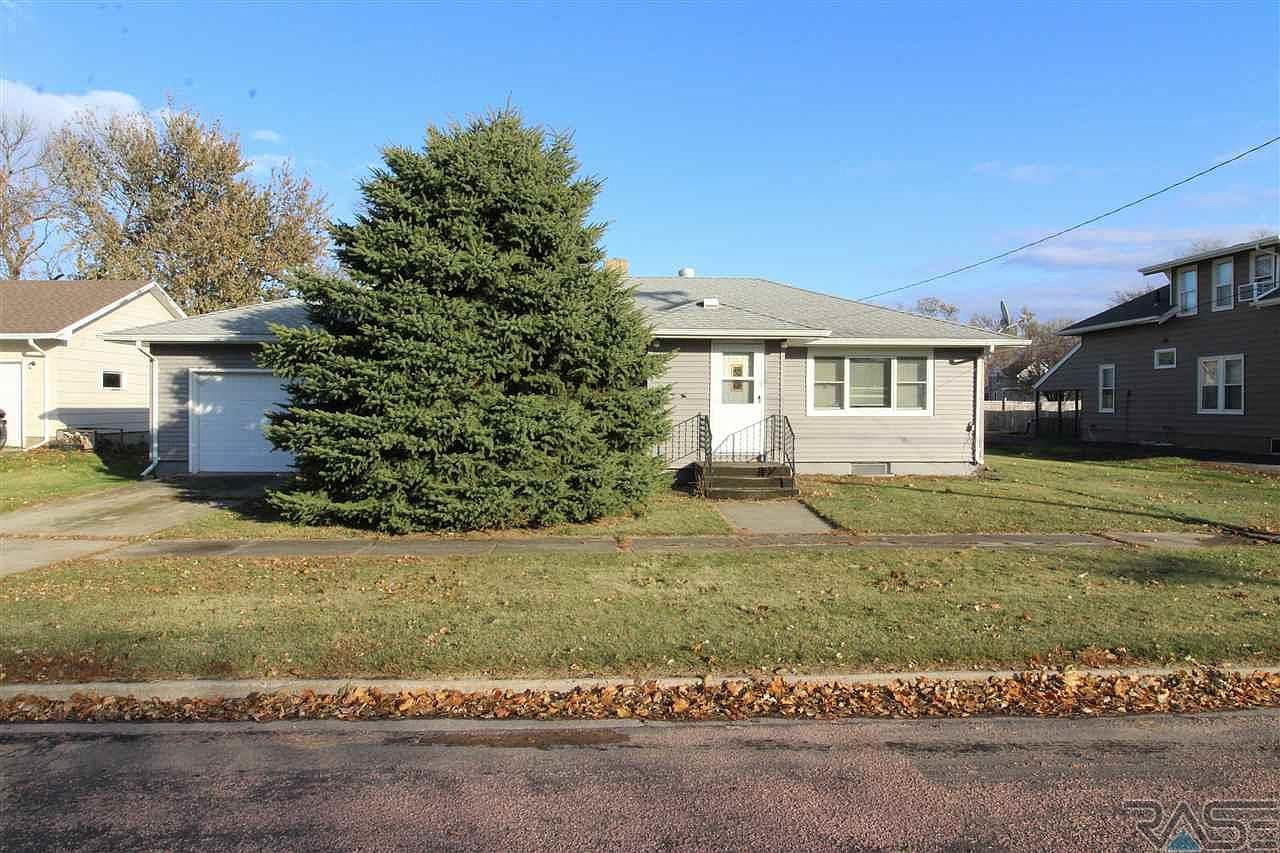 700 N 4th Ave, Canistota, SD 57012 | Zillow