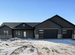 W5751 Roundstone Pl, Menasha, WI 54952