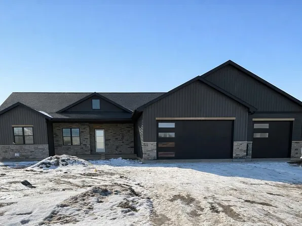 W5751 Roundstone Pl, Menasha, WI 54952