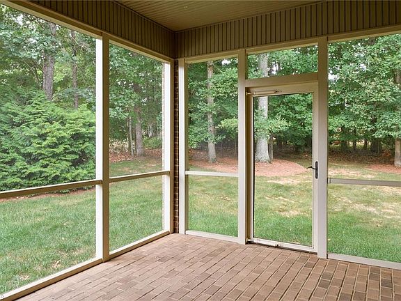 5th image of 426 Chesham Dr