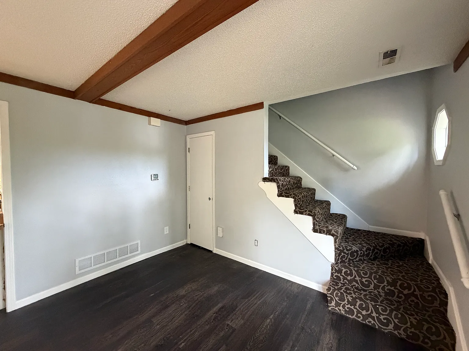 2 bed, 950 sqft, $1,250 — Photo 2