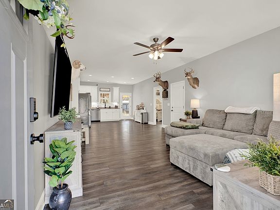 4th image of 810 Shannon Circle Connector NE