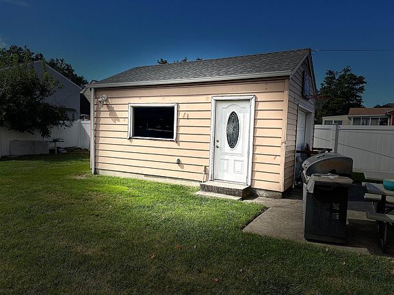 DETACHED GARAGE OR PRIVATE HOME OFFICE