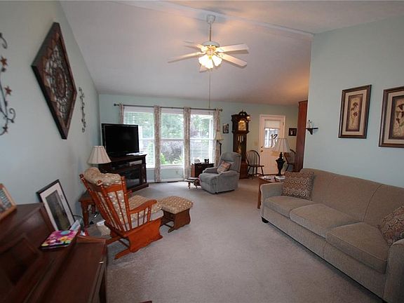 5th image of 1005 Laura Dr