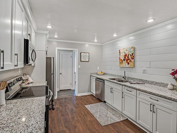 4th image of 43 E 13th St