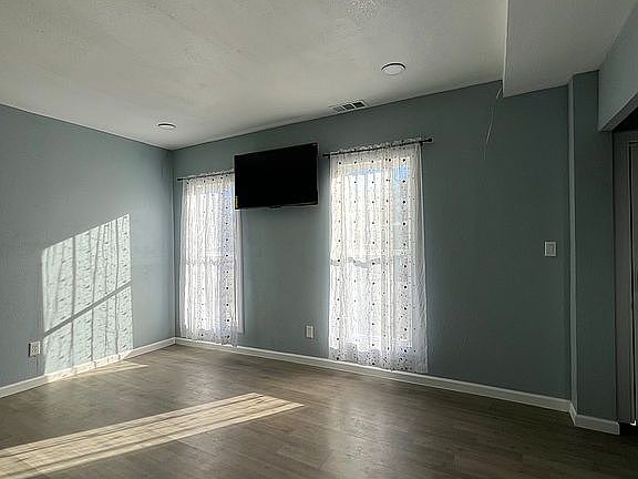 5th image of 124 E Avenue F
