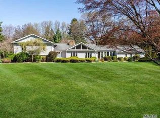 10 High Meadow Ln, Oyster Bay, NY 11771