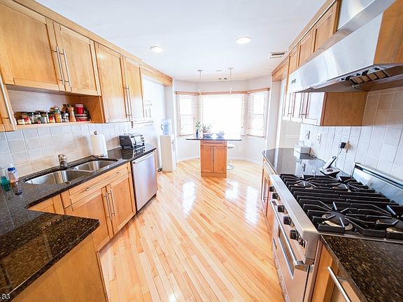 4th image of 19 Waldeck Ct #21