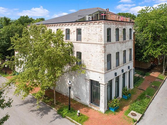 2nd image of 900 Hickory St