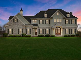 370 Royalstone Ct, Cedarburg, WI 53012