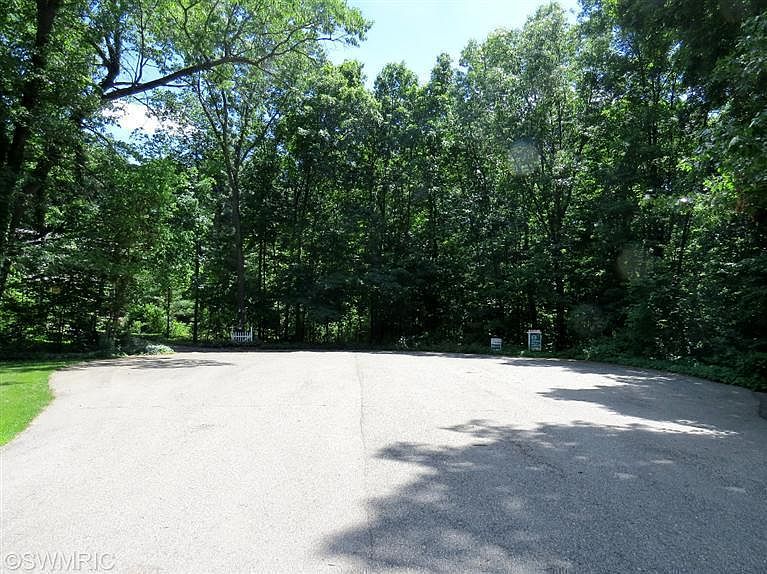 2nd image of 399 Sagamore Trl SE