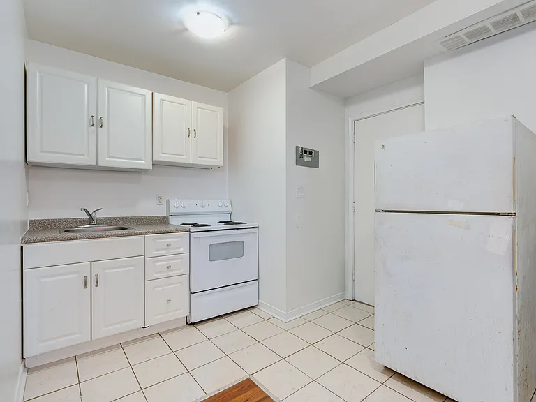 38 Lambton Ave — Photo 9