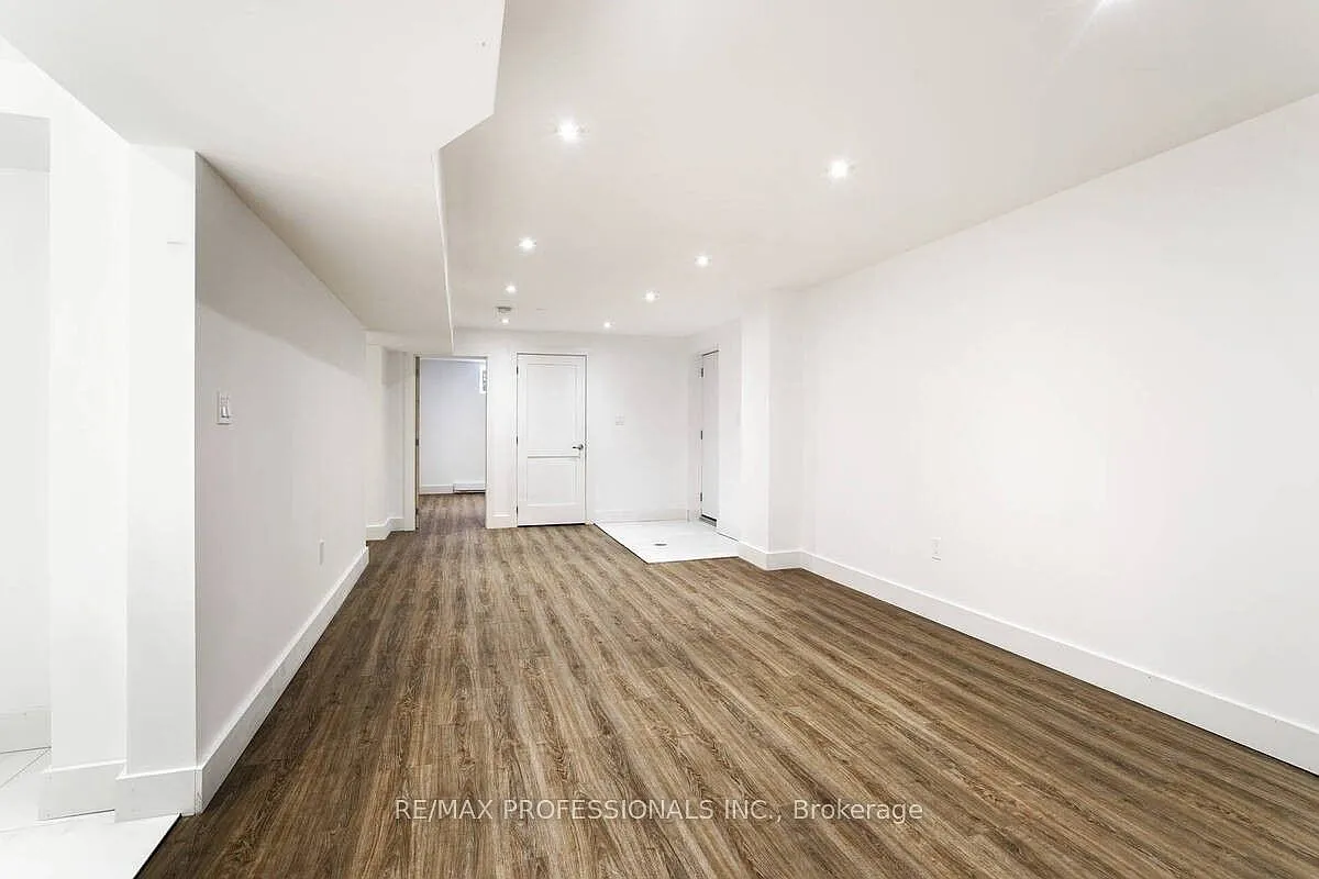 Building Photo - 7 Vancho Cres S #LOWER