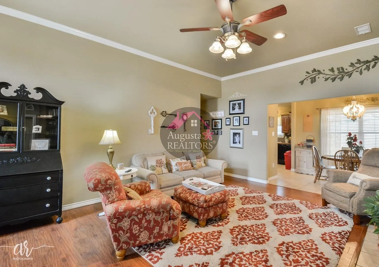 Gorgeous 3 bedroom home! — Photo 2