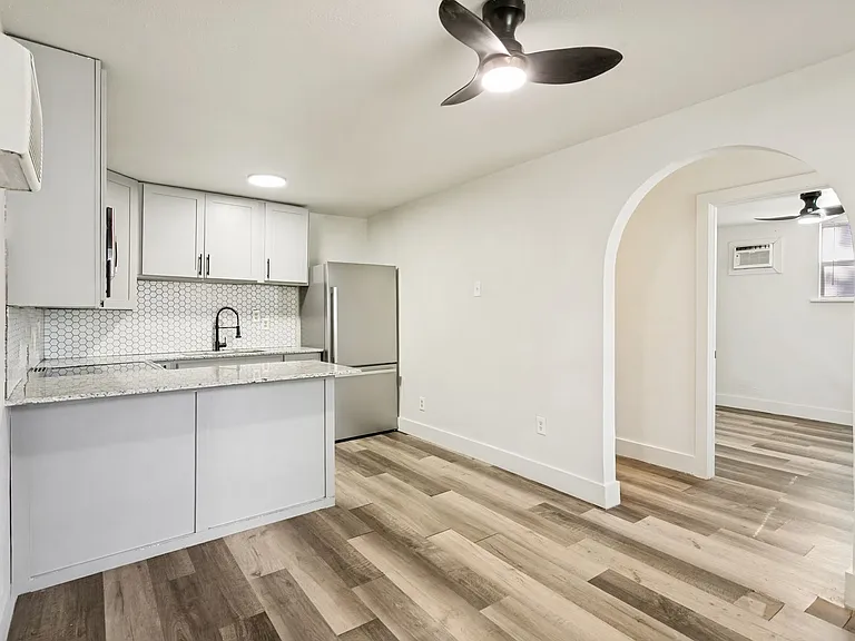 1121 Essex St #3 — Photo 6