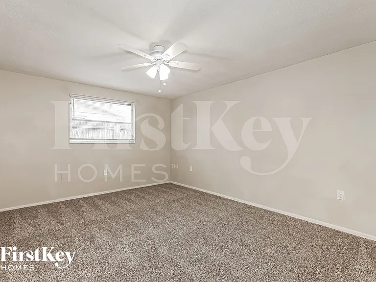 10805 Piccadilly Rd — Photo 15