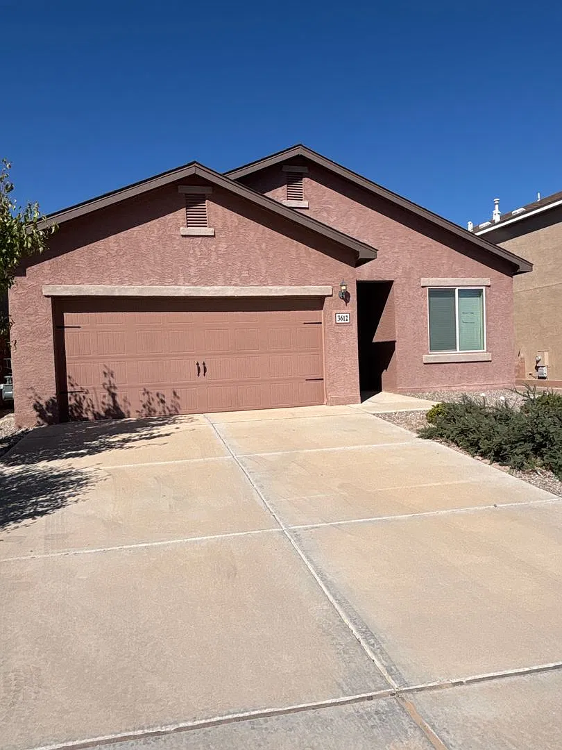 3bedroom Home in Central Rio Rancho — Photo 1