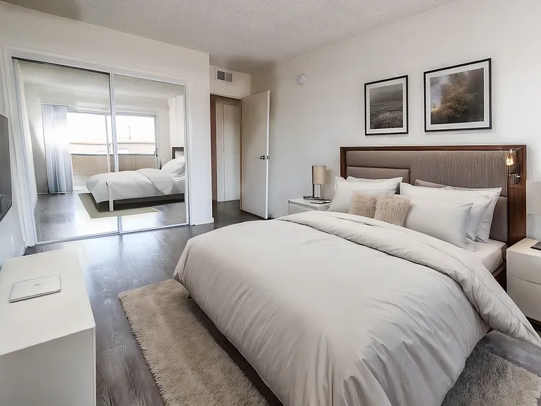 Encino Plaza Apartments — Photo 4