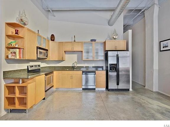 2nd image of 1132-1140 Washington Ave #300