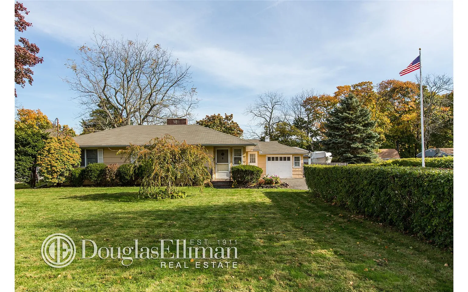 263 Bayport Ave photo 1