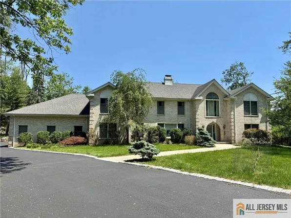 60 Evergreen Ln, Watchung, NJ 07069