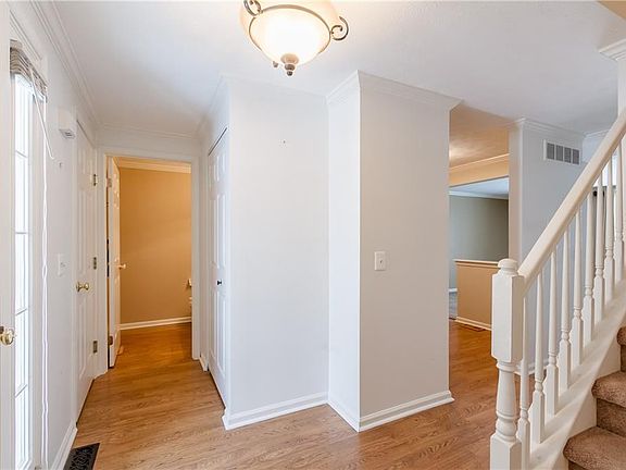 4th image of 164 Courtshire Ln