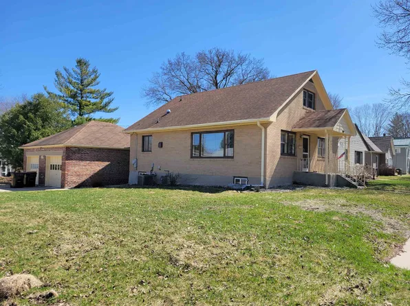 239 N Fairview Ave, Freeport, IL 61032