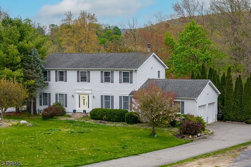 1st image of 20 Willow Grove Ct