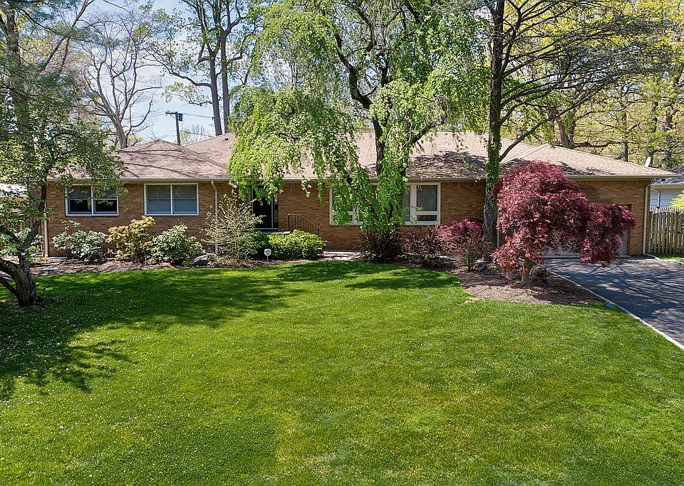 1st image of 215 Crestwood Dr