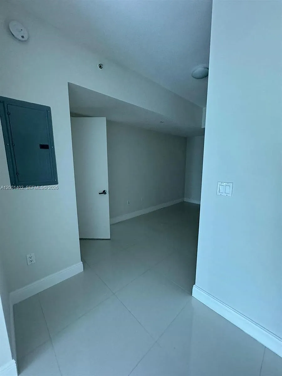 Building Photo - 350 S Miami Ave #1415