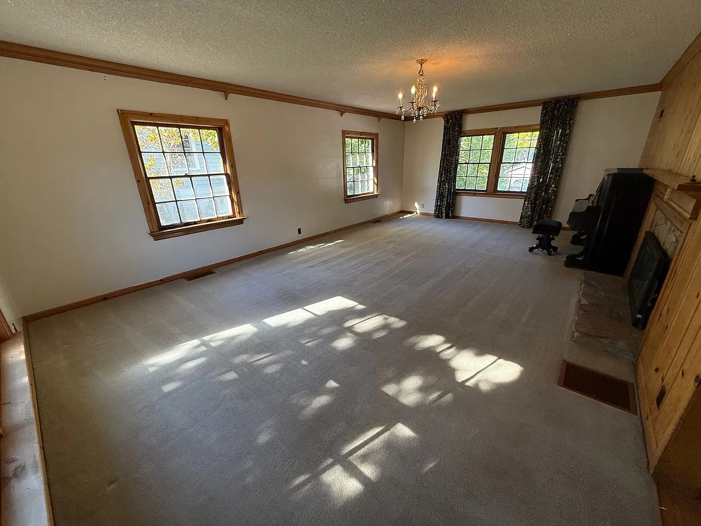 Historic District Downtown, 2949 Sq Ft House, 4 Bdrms, 1.5 Baths, Gas Heat & Pellet Stove, Pets C... — Photo 4
