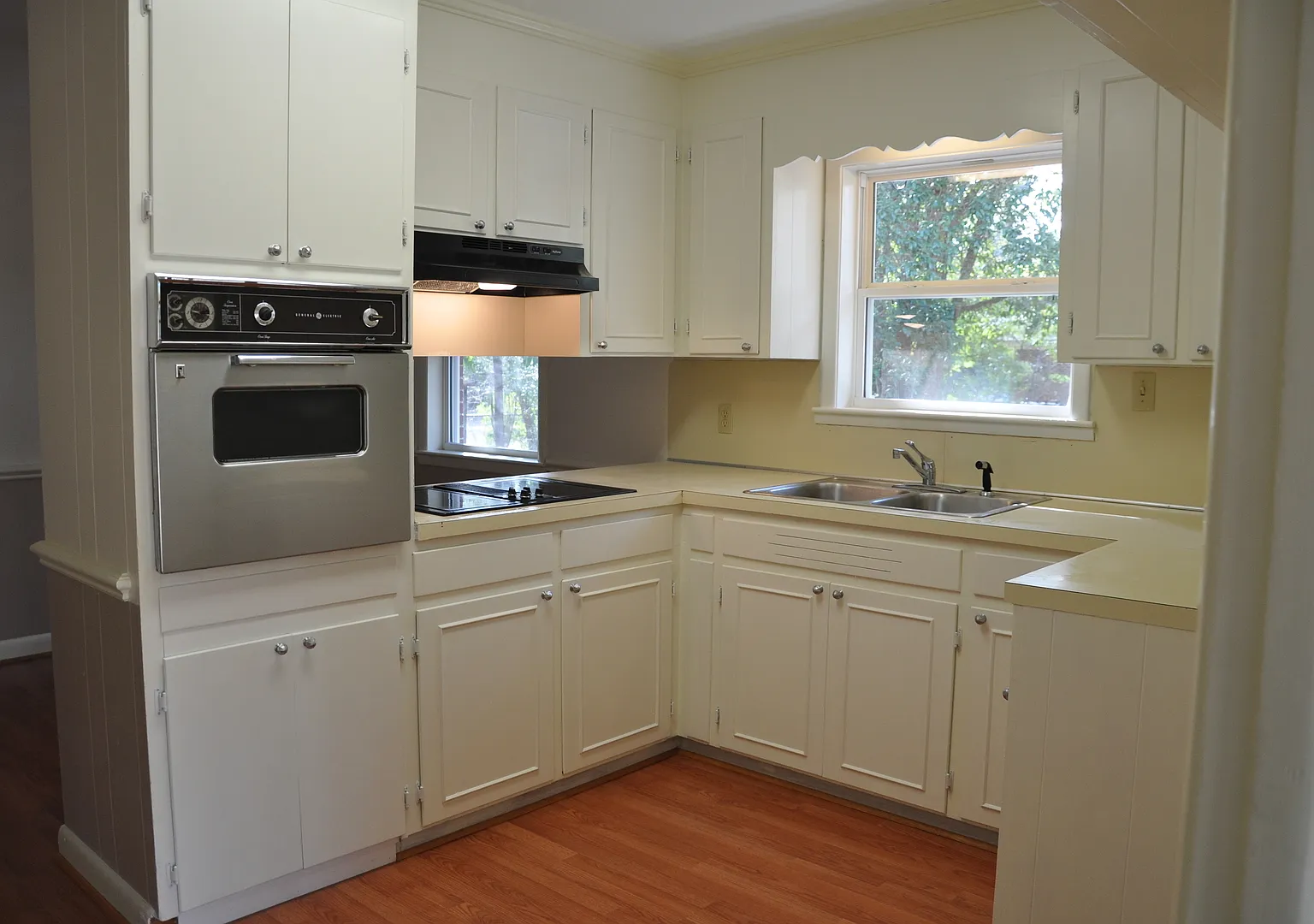Great Brick Ranch Home Close To Mayfaire, Wrightsville Beach and Downtown! — Photo 2