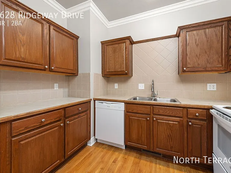1628 Ridgeway Dr — Photo 8