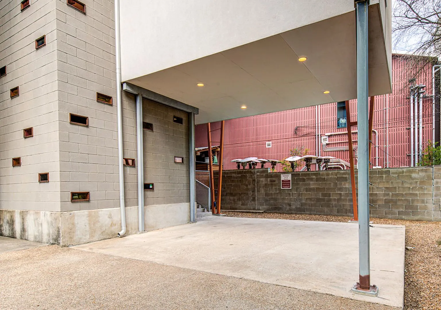 One Month Free Rent! Contemporary Stand Alone Condo With Private Hot Tub - Walkable To Downtown! — Photo 2