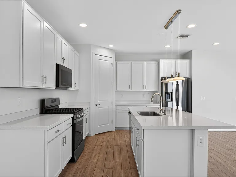 10526 S 56th Ln — Photo 3