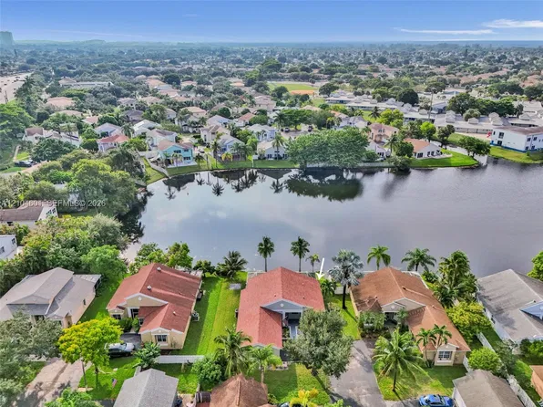 10639 Lago Welleby Dr, Sunrise, FL 33351