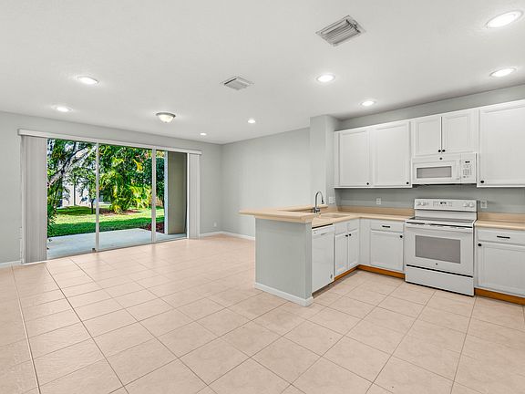 5th image of 9819 Lago Drive
