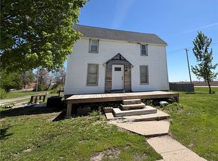 2 Missouri St, Hindsboro, IL 61930