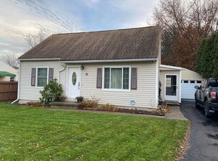 11 Highland Dr, Lockport, NY 14094