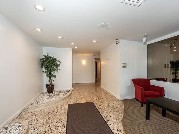 3rd image of 5501 N Lincoln Ave #304