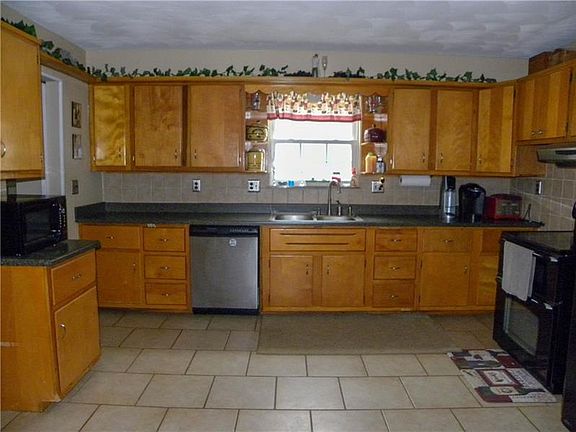3rd image of 212 Crescent Dr