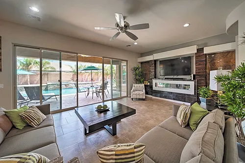 18504 W Paradise Ln #ID1546033P Photo 1
