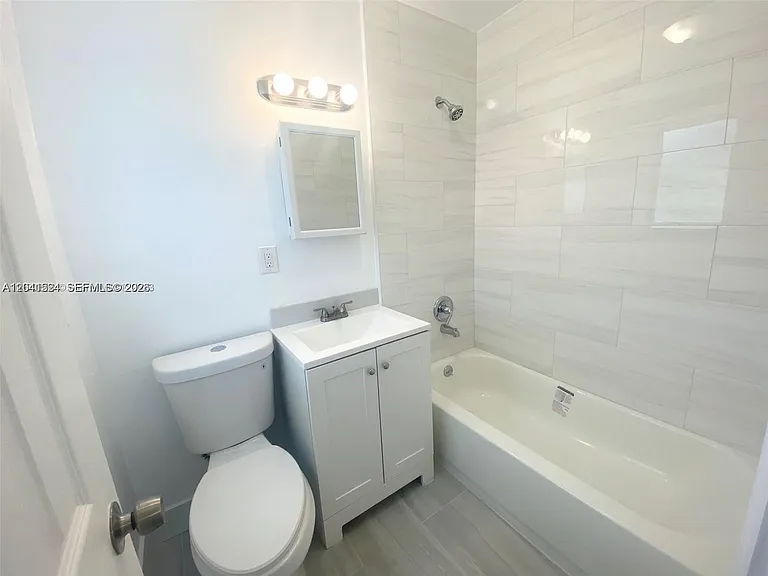 1005 NE 2nd St #1 — Photo 11