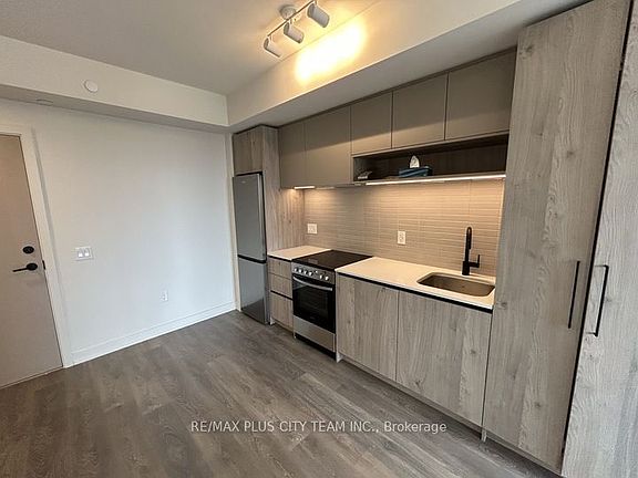 5th image of 181 Sterling Rd #1109