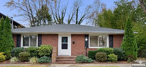 60 Poplar Ave Photo 1