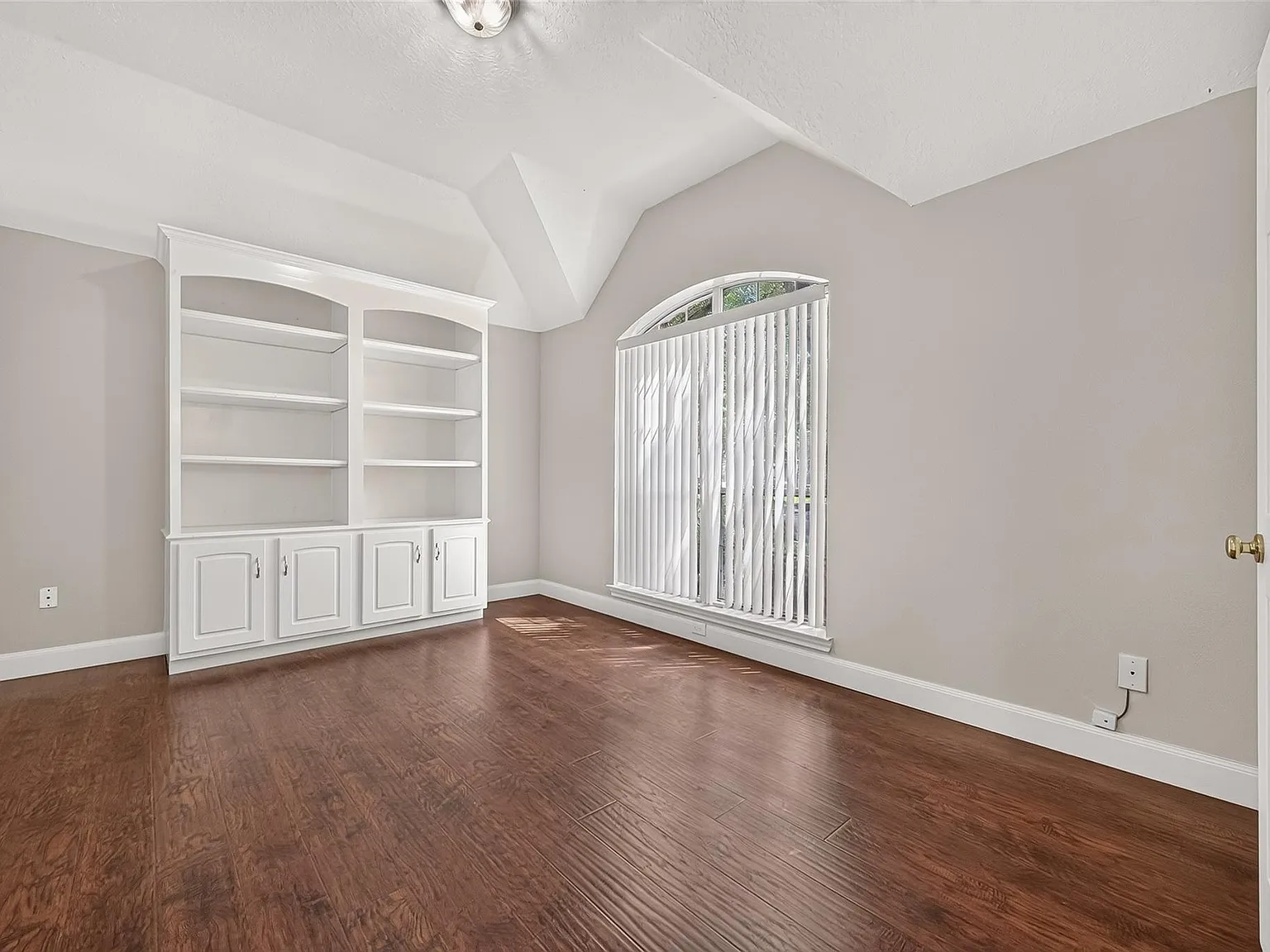 3 bed, 2.0 bath, 2267 sqft, $2,200 — Photo 4
