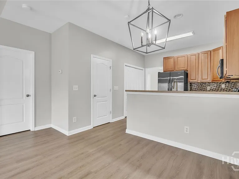 122 Cromer St — Photo 8