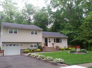 471 Arthur Ter, Paramus, NJ 07652