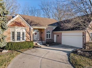 3753 Warwick Dr, Rochester Hills, MI 48309
